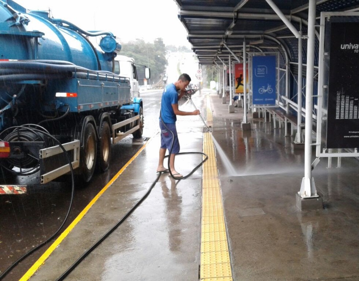 Serviço de Lavagem de Rua